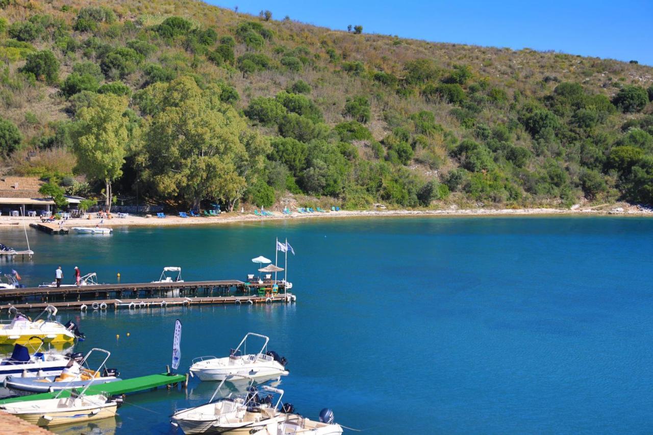 Theophilos Dio Agios Stefanos  Luaran gambar