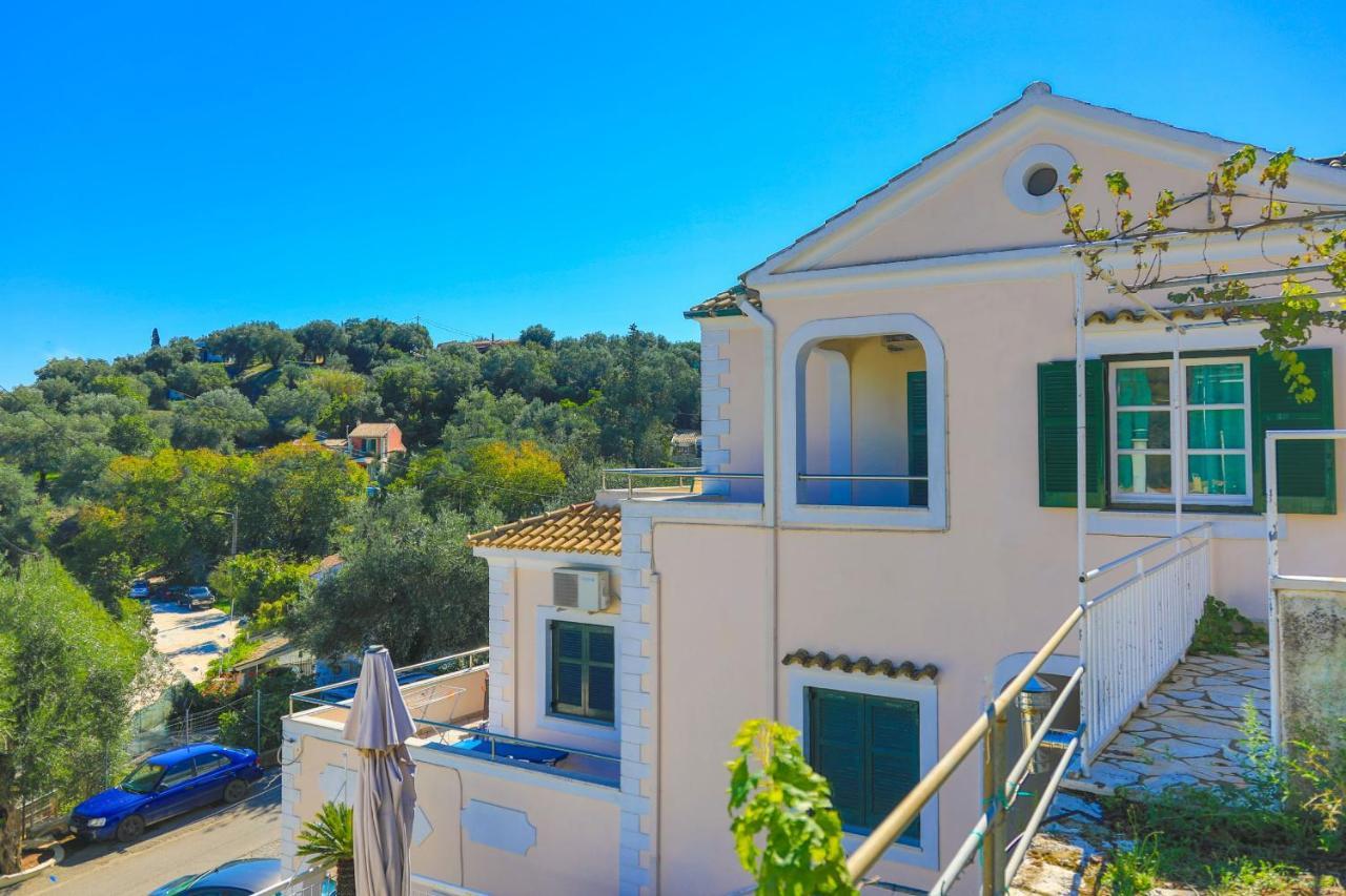 Theophilos Dio Agios Stefanos  Luaran gambar