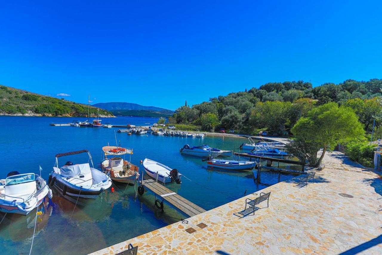 Theophilos Dio Agios Stefanos  Luaran gambar